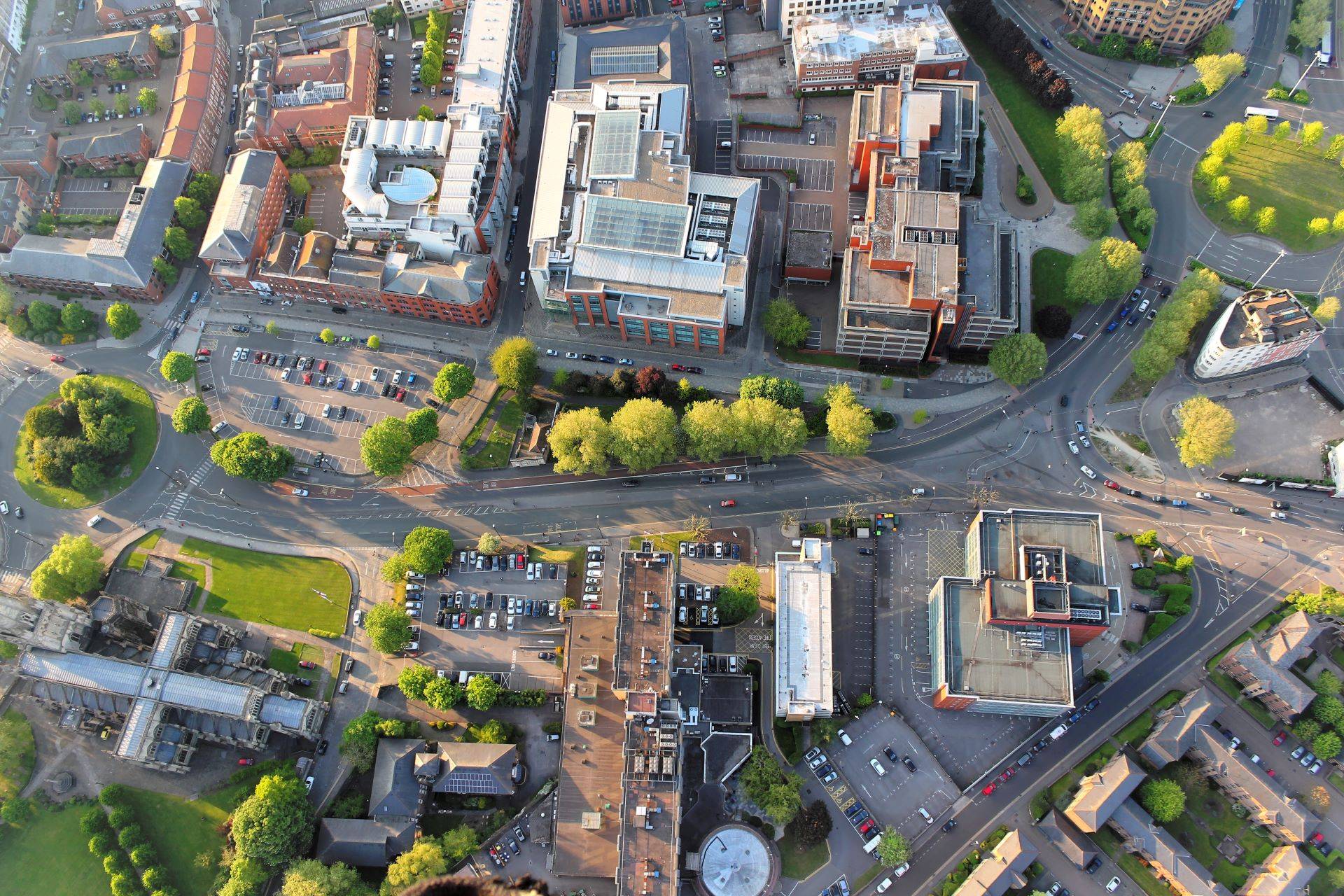 Über der Stadt. Luftaufnahme von Straßen und Häusern in Bristol, England.