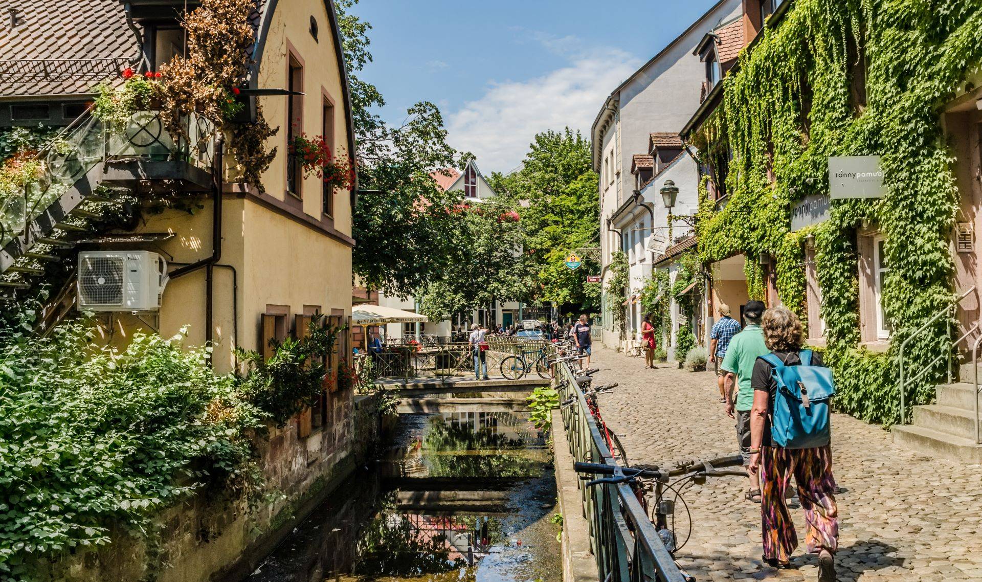 Idyllische Straße mit Kanal in Freiburg