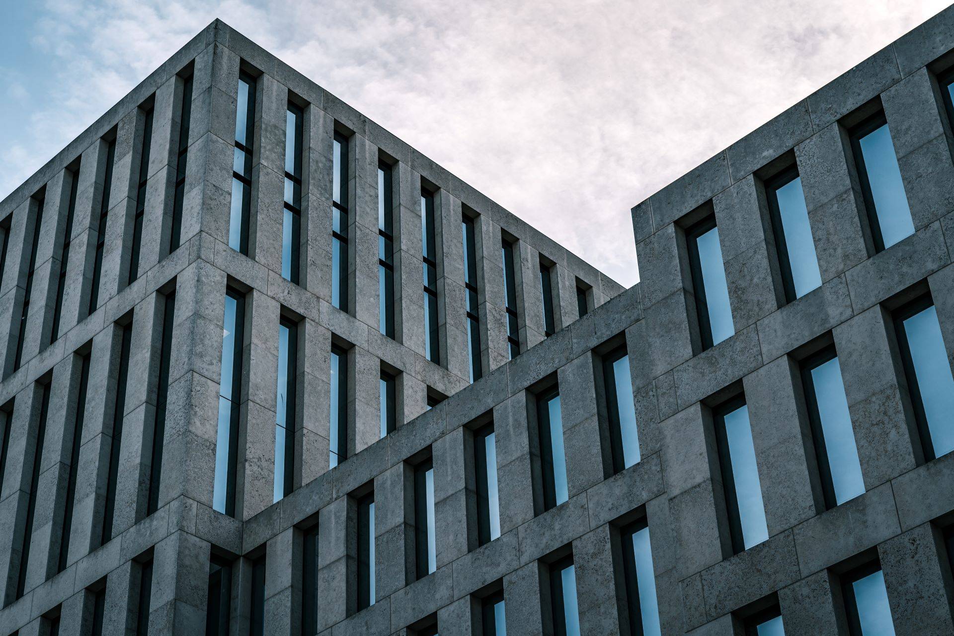 Moderne Architektur mit Glasfassaden in Berlin.