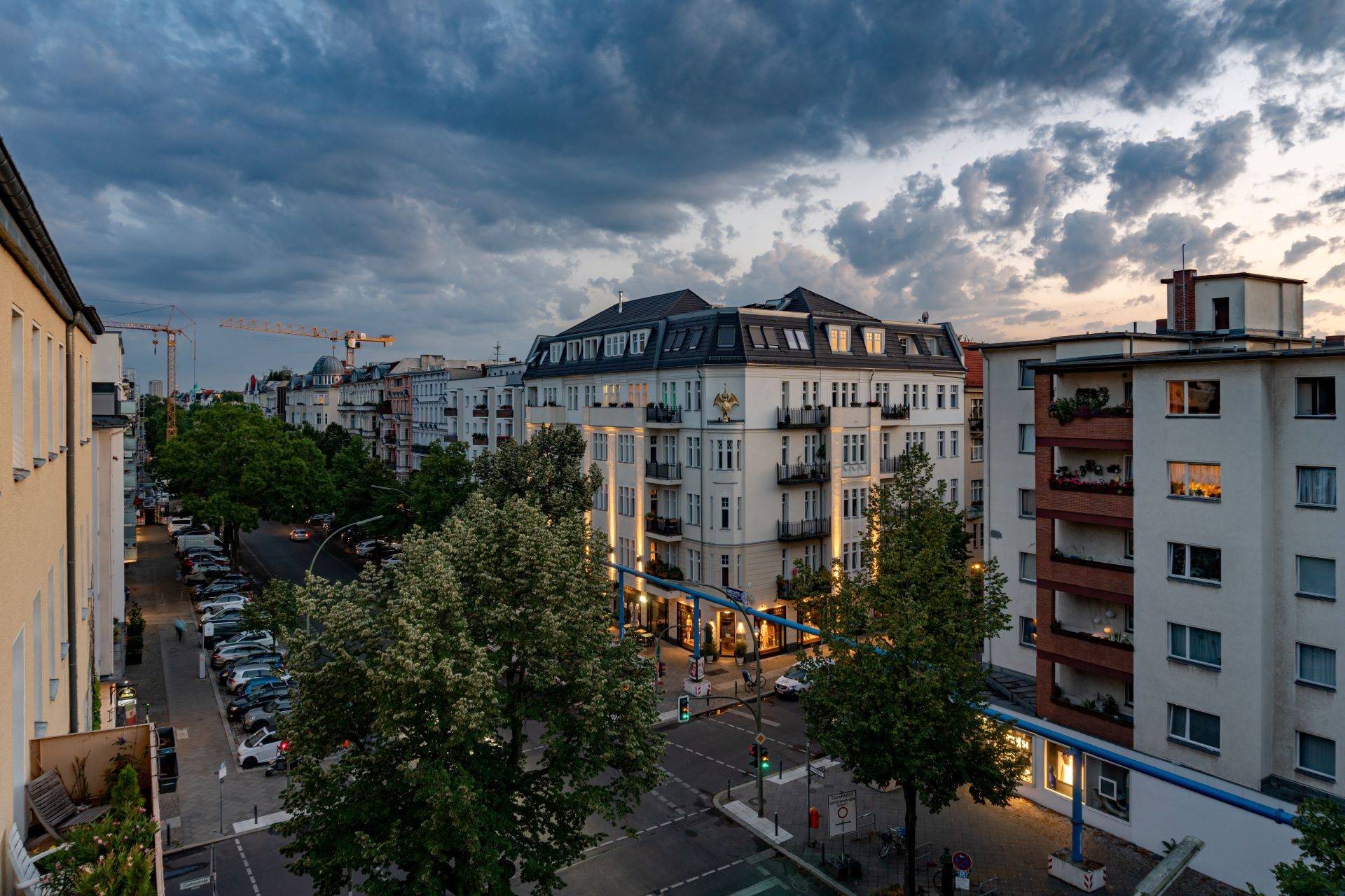 Stadtbild in Berlin bei Abenddämmerung mit Wohnhäusern.