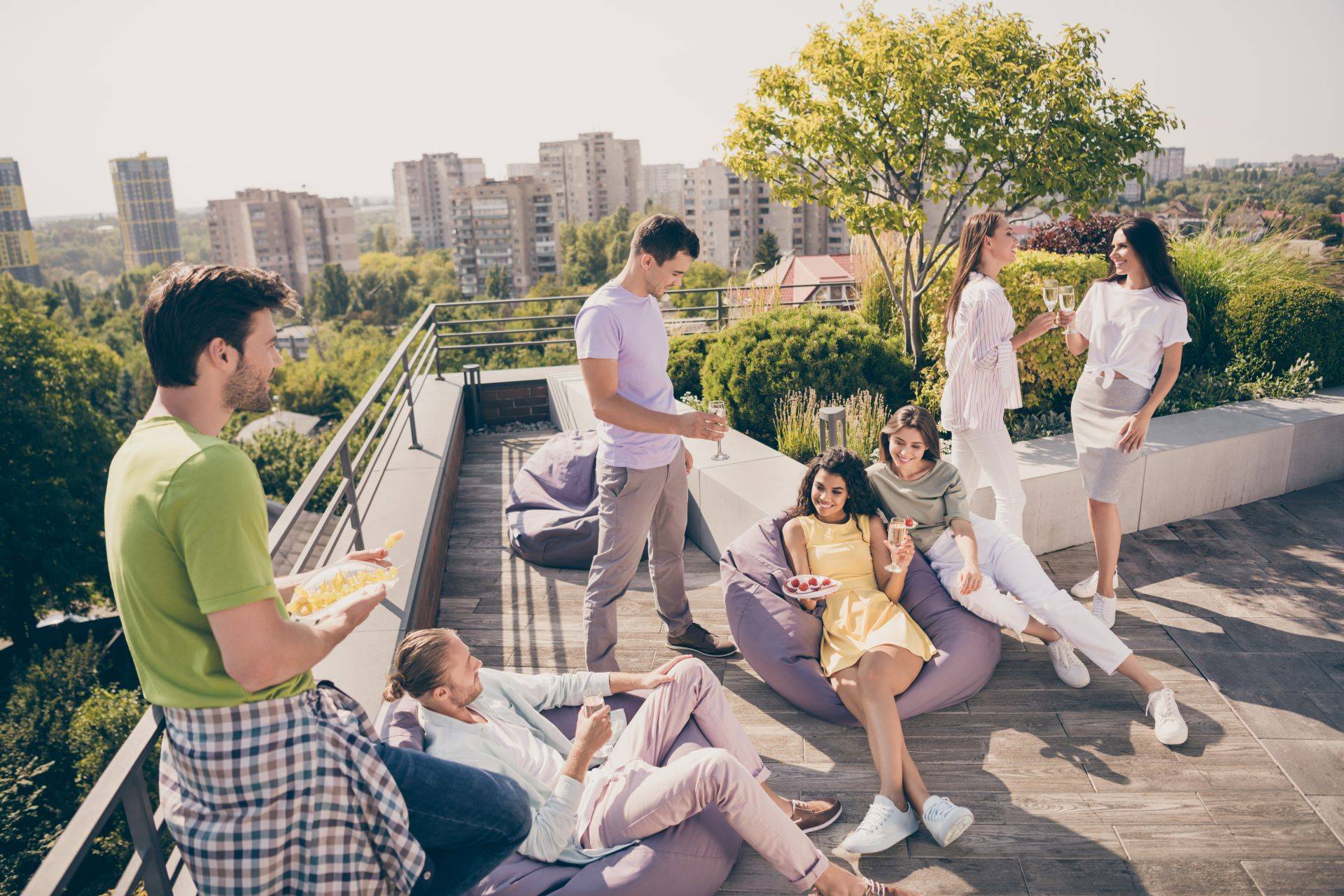 Menschen auf begrüntem Dach in der Stadt bei einem Sommer-Event