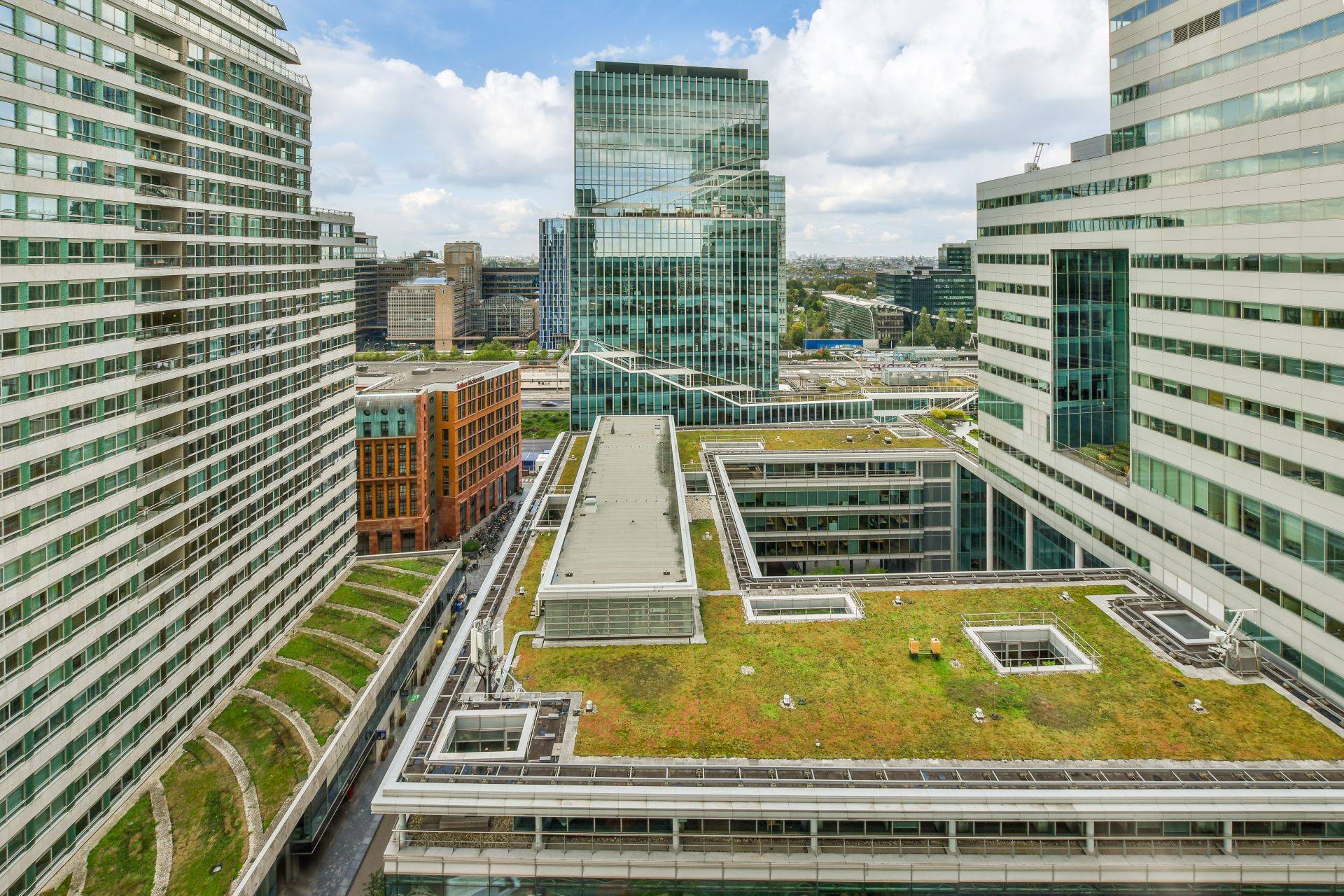 Moderne Stadtgebäude mit begrünten Dächern aus der Vogelperspektive