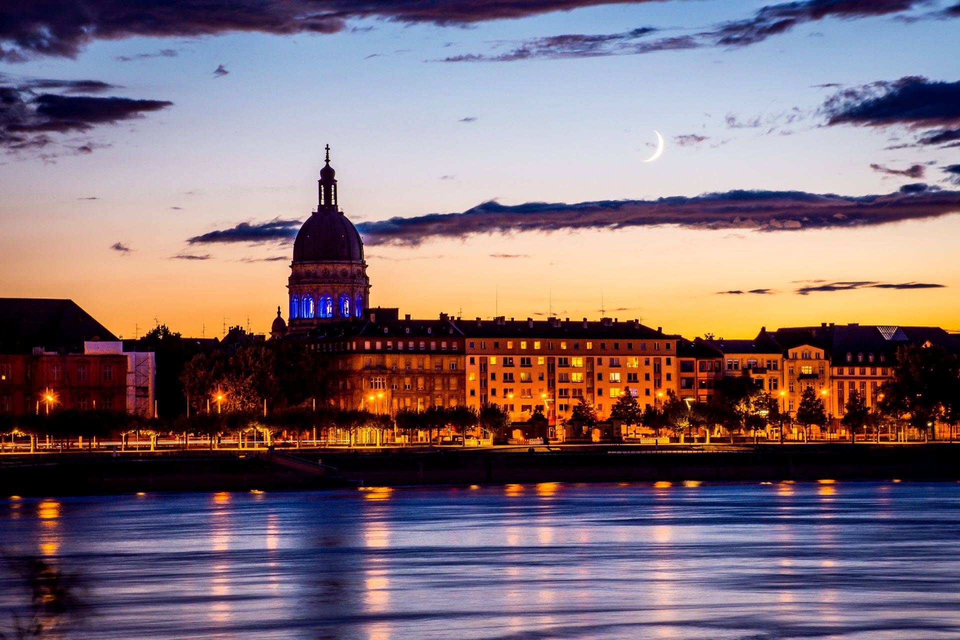 Skyline von Mainz mit Rhein und Abendhimmel, perfekte Kulisse für romantische Stunden.