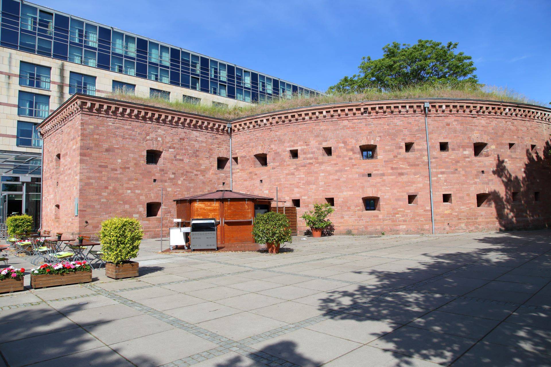 Historische Zitadelle in Mainz, ideale Location für romantische Spaziergänge.